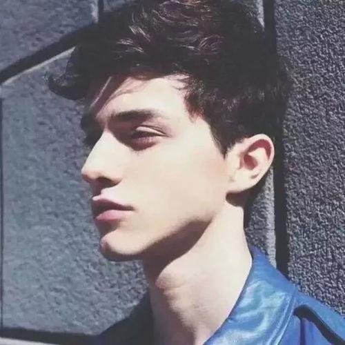 欧美甜心卷发帅哥图片,魅力四溢的时尚风采